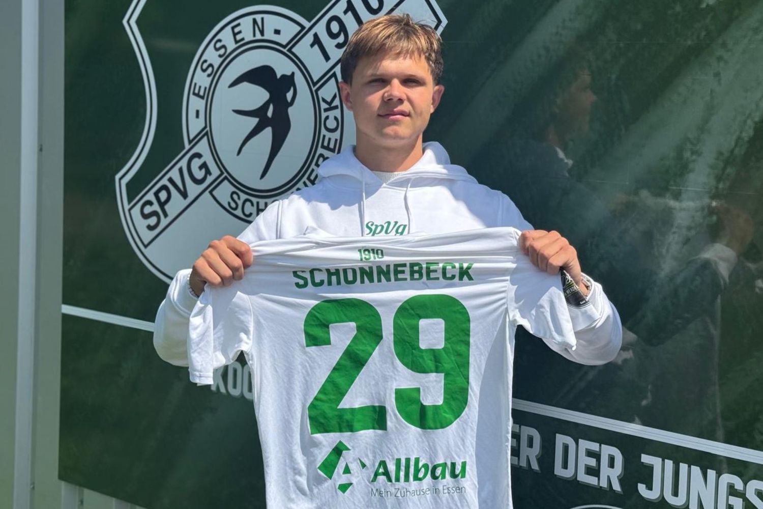 Tim Ulrich unterschreibt am Schetters Busch