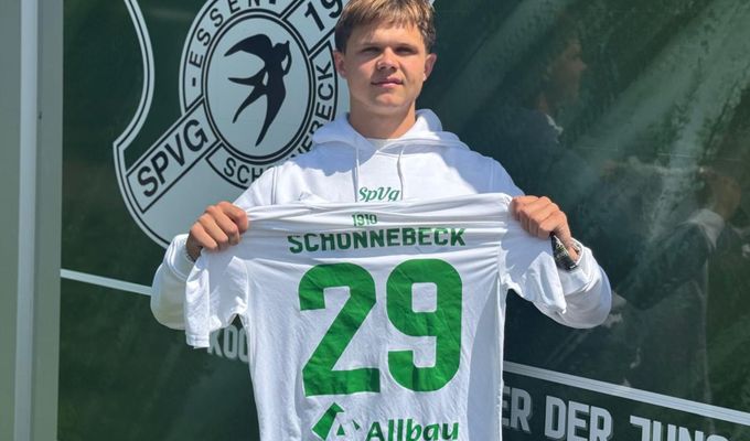 Tim Ulrich unterschreibt am Schetters Busch