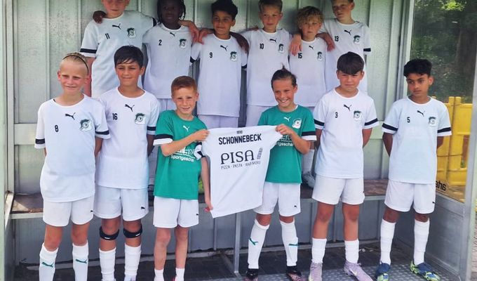 U12 spielt dank der Pizzeria Pisa komplett in Weiß