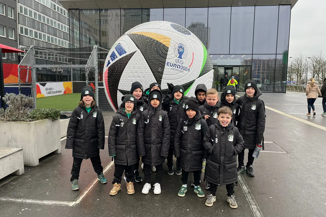 Foto zum Newsartikel F1 besucht das Deutsche Fussballmuseum in Dortmund