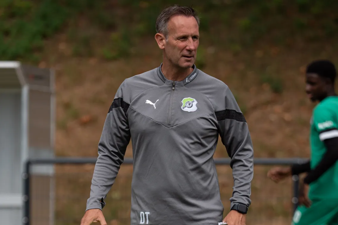 Foto zum Newsartikel Dirk Tönnies im Gespräch vor dem Ligastart