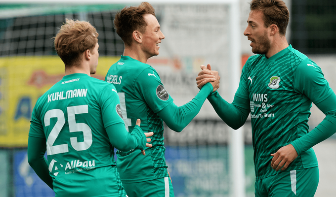 Derbysieg bei Flutlicht