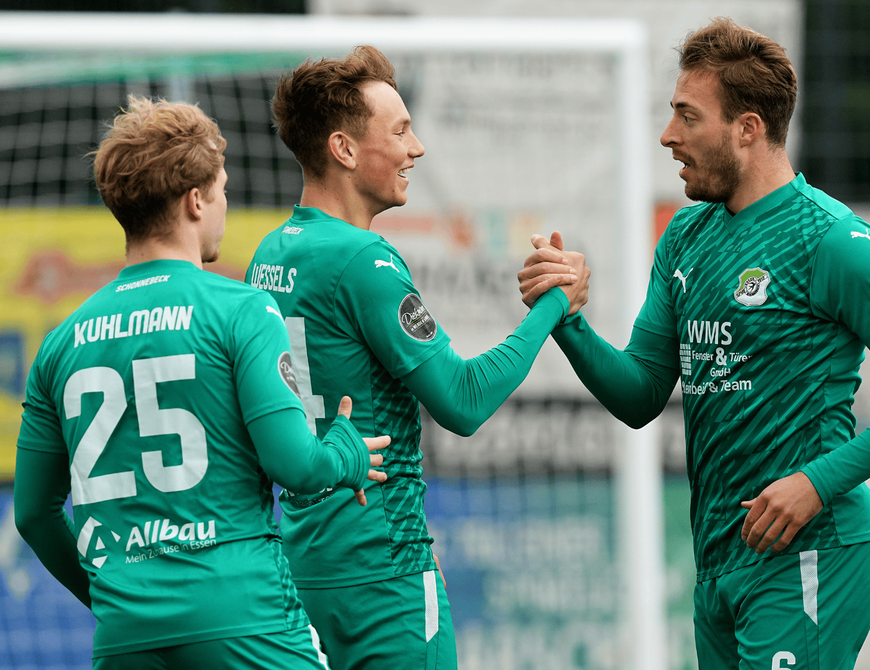 Derbysieg bei Flutlicht
