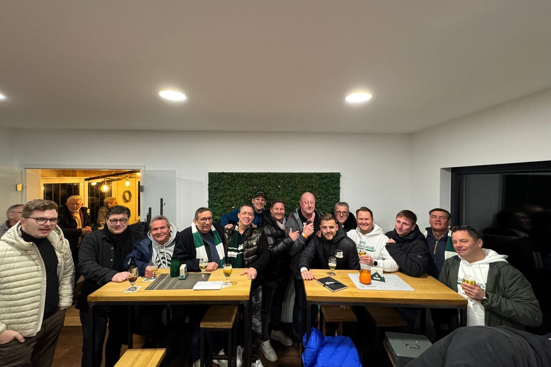 Foto zum Newsartikel 11 Freunde neben dem Platz