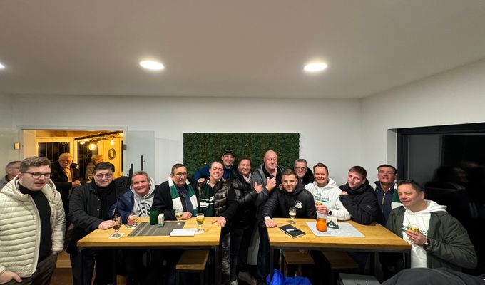 11 Freunde neben dem Platz