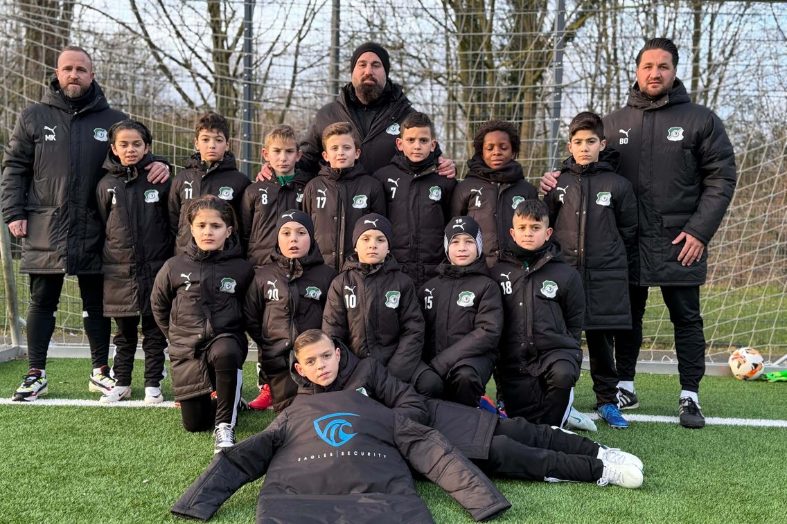 Foto zum Newsartikel E2 bedankt sich bei Eagles Security für neue Winterjacken
