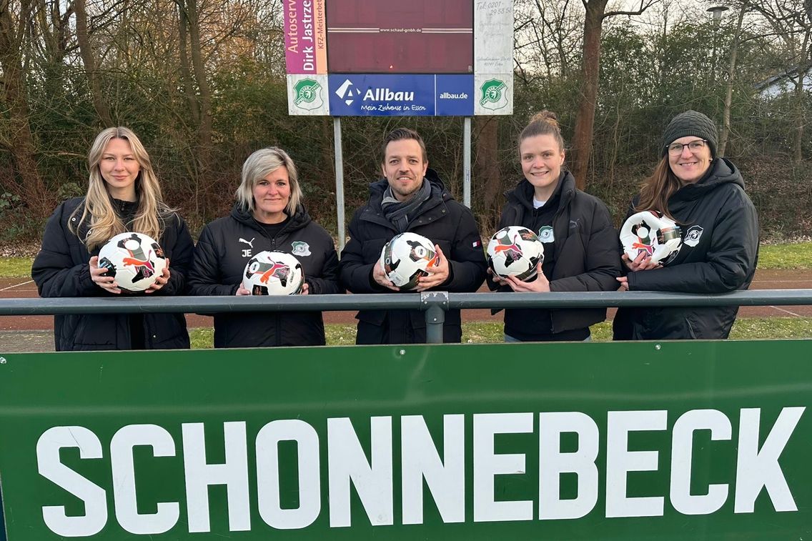 Foto zum Newsartikel Frauenmannschaft erhält neue Bälle von Florian Fuchs