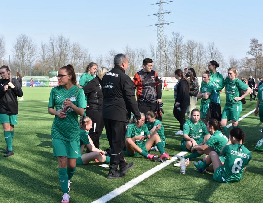 Schwalben-Frauen schlagen auch Adler-Frauen