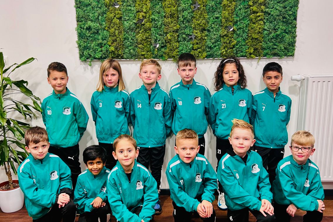 Foto zum Newsartikel G1-Junioren bedanken sich beim Sponsor