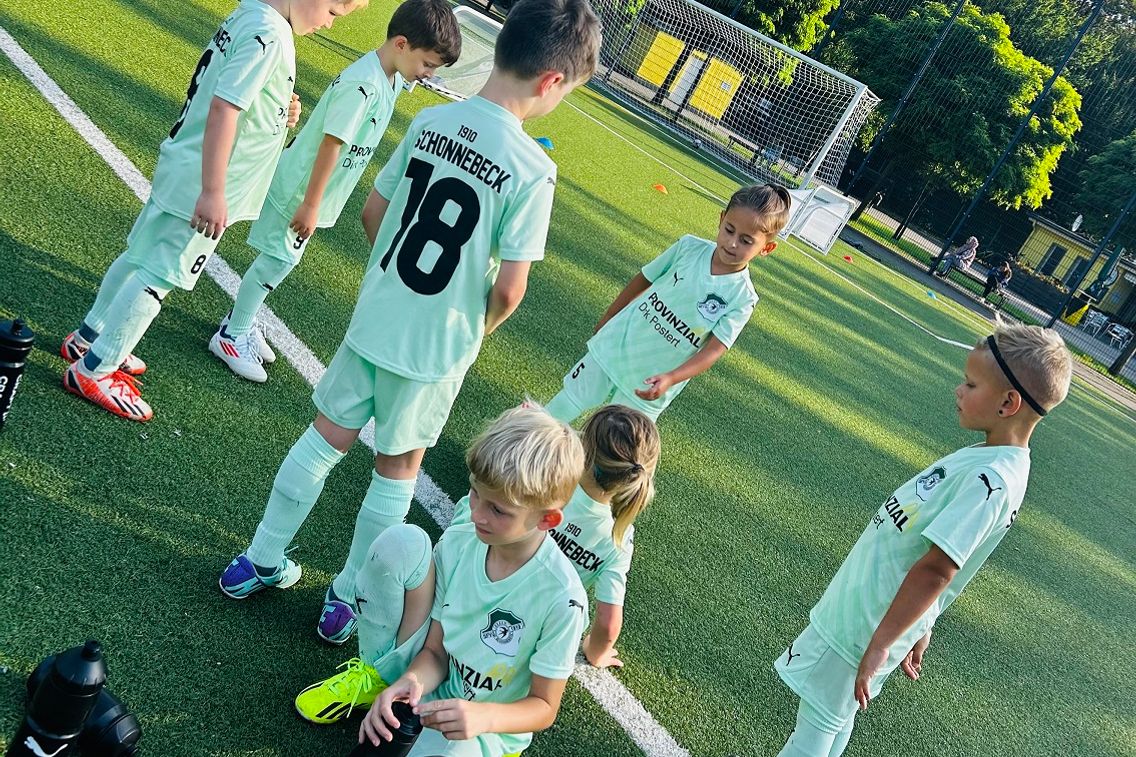 Foto zum Newsartikel G1-Junioren bedanken sich bei Trikotsponsor Dirk Postert